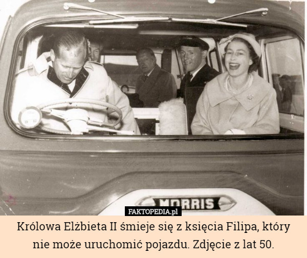 Królowa Elżbieta II śmieje się z księcia Filipa, który nie może uruchomić pojazdu. Zdjęcie z lat 50. 