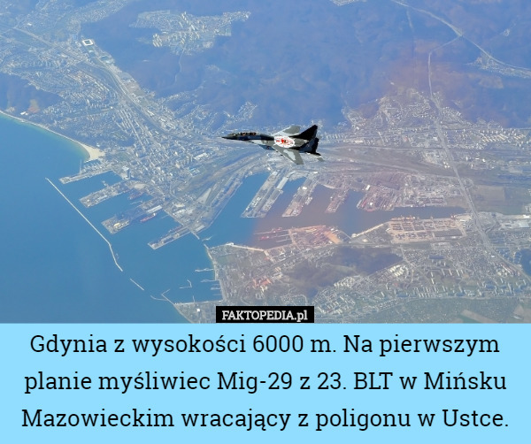 Gdynia z wysokości 6000 m. Na pierwszym planie myśliwiec Mig-29 z 23. BLT w Mińsku Mazowieckim wracający z poligonu w Ustce. 