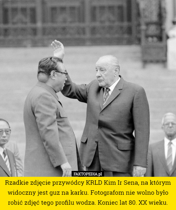 Rzadkie zdjęcie przywódcy KRLD Kim Ir Sena, na którym widoczny jest guz na karku. Fotografom nie wolno było robić zdjęć tego profilu wodza. Koniec lat 80. XX wieku. 