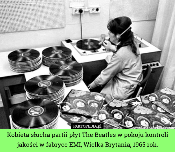 Kobieta słucha partii płyt The Beatles w pokoju kontroli jakości w fabryce EMI, Wielka Brytania, 1965 rok. 