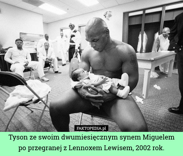 Tyson ze swoim dwumiesięcznym synem Miguelem po przegranej z Lennoxem Lewisem, 2002 rok. 