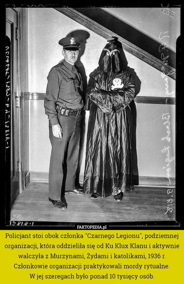 Policjant stoi obok członka "Czarnego Legionu", podziemnej organizacji, która oddzieliła się od Ku Klux Klanu i aktywnie walczyła z Murzynami, Żydami i katolikami, 1936 r. Członkowie organizacji praktykowali mordy rytualne.
 W jej szeregach było ponad 10 tysięcy osób. 