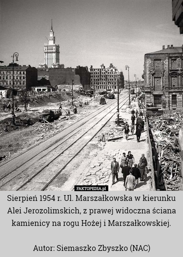 Sierpień 1954 r. Ul. Marszałkowska w kierunku Alei Jerozolimskich, z prawej widoczna ściana kamienicy na rogu Hożej i Marszałkowskiej.

Autor: Siemaszko Zbyszko (NAC) 