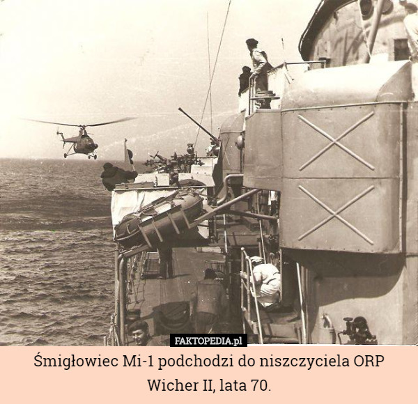 Śmigłowiec Mi-1 podchodzi do niszczyciela ORP Wicher II, lata 70. 