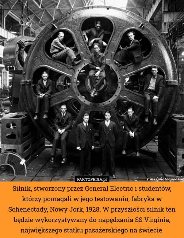 Silnik, stworzony przez General Electric i studentów, którzy pomagali w jego testowaniu, fabryka w Schenectady, Nowy Jork, 1928. W przyszłości silnik ten będzie wykorzystywany do napędzania SS Virginia, największego statku pasażerskiego na świecie. 