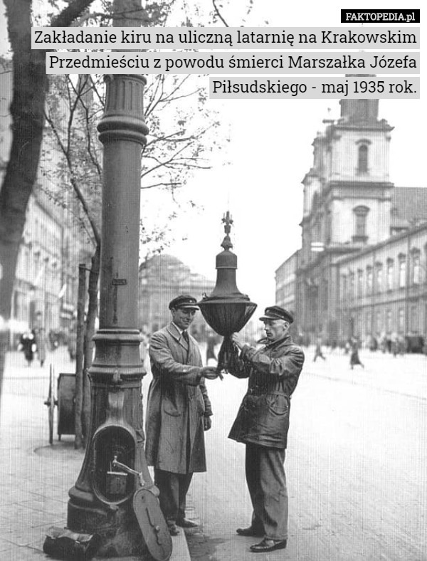 Zakładanie kiru na uliczną latarnię na Krakowskim Przedmieściu z powodu śmierci Marszałka Józefa Piłsudskiego - maj 1935 rok. 