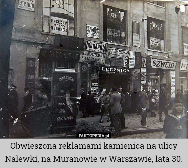 Obwieszona reklamami kamienica na ulicy Nalewki, na Muranowie w Warszawie, lata 30. 
