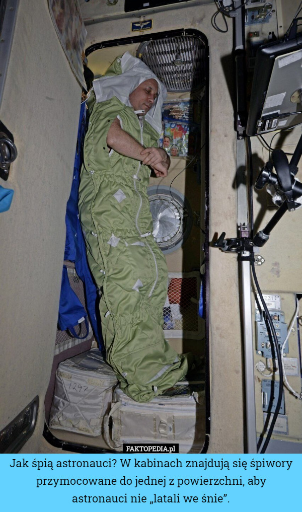 Jak śpią astronauci? W kabinach znajdują się śpiwory przymocowane do jednej z powierzchni, aby astronauci nie „latali we śnie”. 