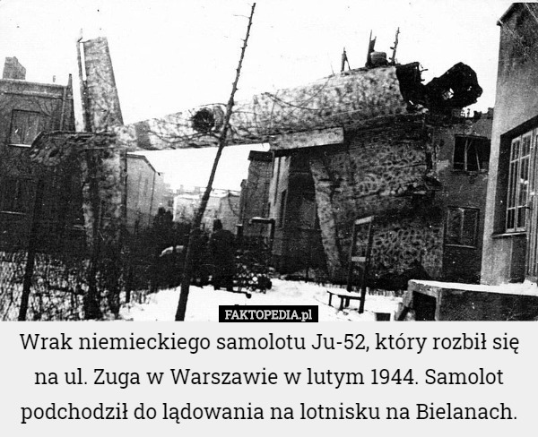 Wrak niemieckiego samolotu Ju-52, który rozbił się na ul. Zuga w Warszawie w lutym 1944. Samolot podchodził do lądowania na lotnisku na Bielanach. 
