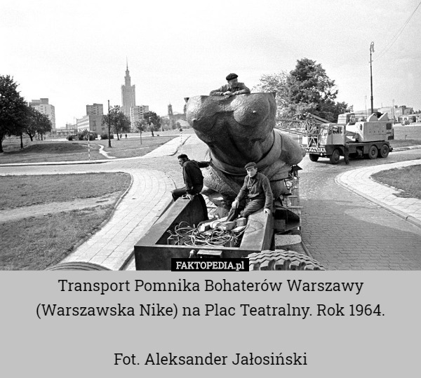 Transport Pomnika Bohaterów Warszawy (Warszawska Nike) na Plac Teatralny. Rok 1964.

Fot. Aleksander Jałosiński 