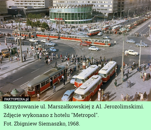 Skrzyżowanie ul. Marszałkowskiej z Al. Jerozolimskimi.
 Zdjęcie wykonano z hotelu "Metropol".
 Fot. Zbigniew Siemaszko, 1968. 