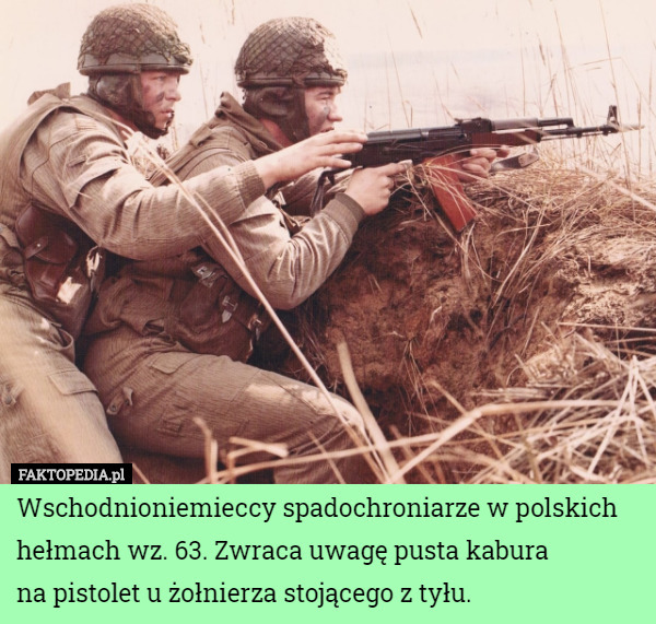 Wschodnioniemieccy spadochroniarze w polskich hełmach wz. 63. Zwraca uwagę pusta kabura
 na pistolet u żołnierza stojącego z tyłu. 