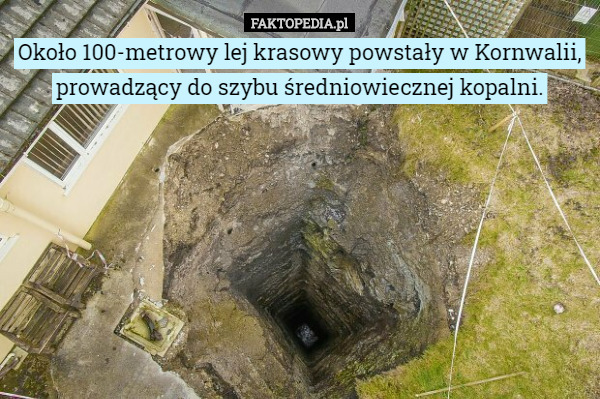 Około 100-metrowy lej krasowy powstały w Kornwalii, prowadzący do szybu średniowiecznej kopalni. 