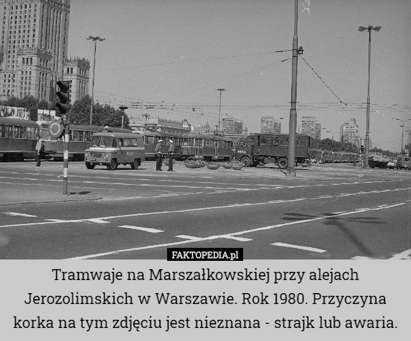 Tramwaje na Marszałkowskiej przy alejach Jerozolimskich w Warszawie. Rok 1980. Przyczyna korka na tym zdjęciu jest nieznana - strajk lub awaria. 