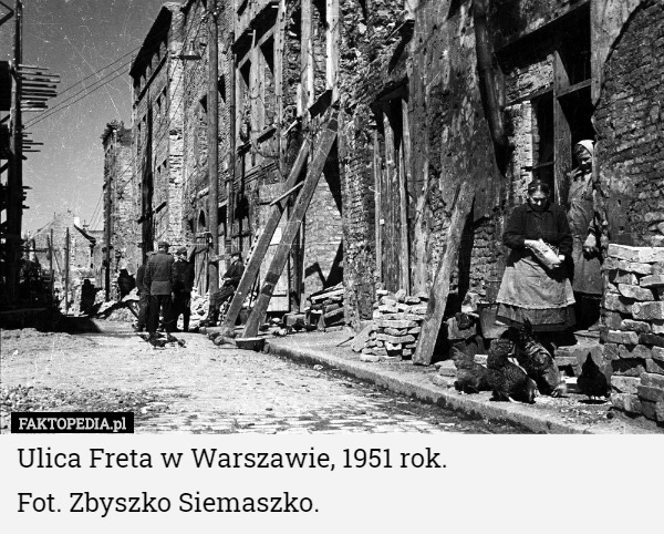 Ulica Freta w Warszawie, 1951 rok.
 Fot. Zbyszko Siemaszko. 