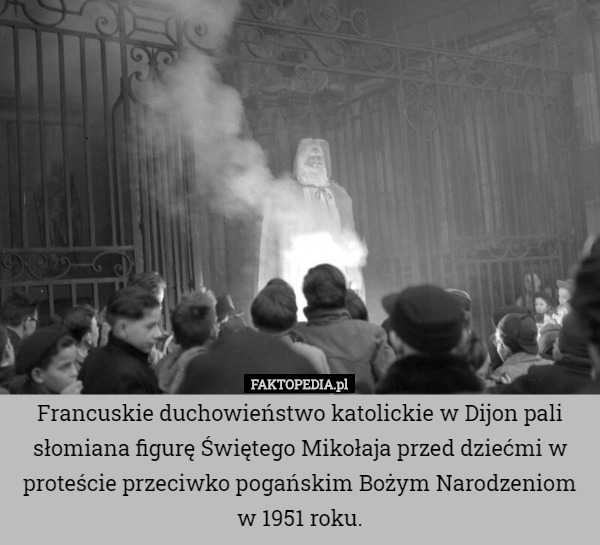 Francuskie duchowieństwo katolickie w Dijon pali słomiana figurę Świętego Mikołaja przed dziećmi w proteście przeciwko pogańskim Bożym Narodzeniom w 1951 roku. 