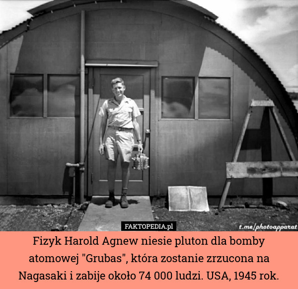 Fizyk Harold Agnew niesie pluton dla bomby atomowej "Grubas", która zostanie zrzucona na Nagasaki i zabije około 74 000 ludzi. USA, 1945 rok. 