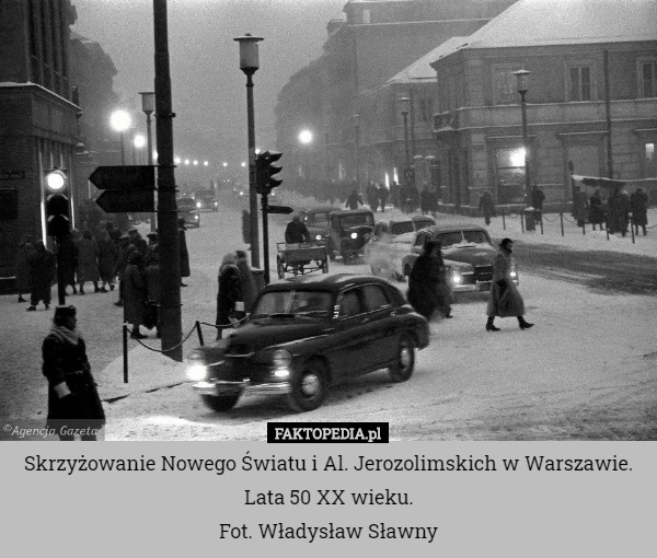Skrzyżowanie Nowego Światu i Al. Jerozolimskich w Warszawie.
Lata 50 XX wieku.
Fot. Władysław Sławny 