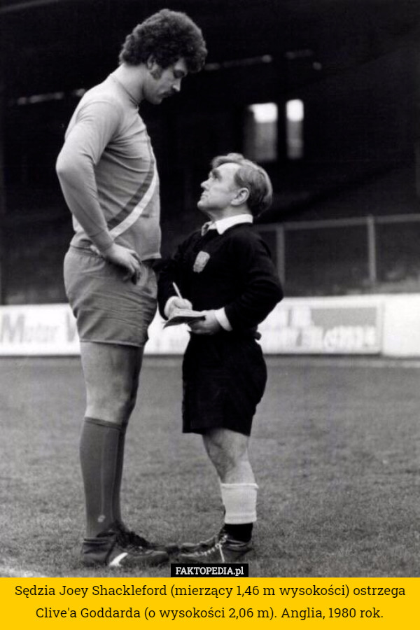 Sędzia Joey Shackleford (mierzący 1,46 m wysokości) ostrzega Clive'a Goddarda (o wysokości 2,06 m). Anglia, 1980 rok. 