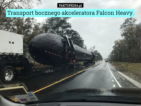 Transport bocznego akceleratora Falcon Heavy. 