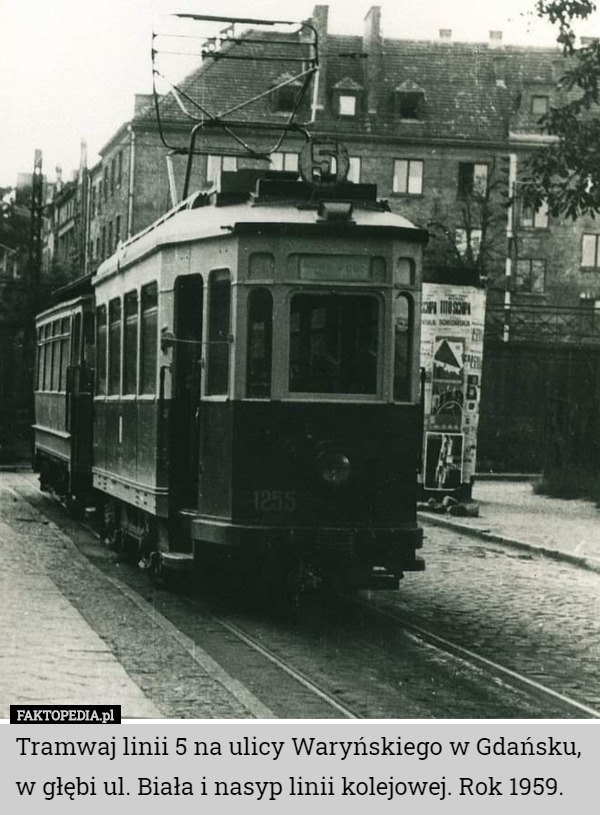 Tramwaj linii 5 na ulicy Waryńskiego w Gdańsku, w głębi ul. Biała i nasyp linii kolejowej. Rok 1959. 