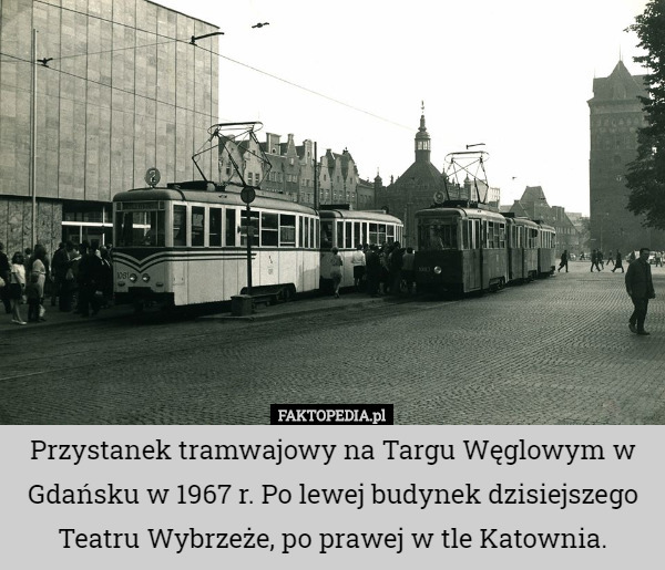 Przystanek tramwajowy na Targu Węglowym w Gdańsku w 1967 r. Po lewej budynek dzisiejszego Teatru Wybrzeże, po prawej w tle Katownia. 