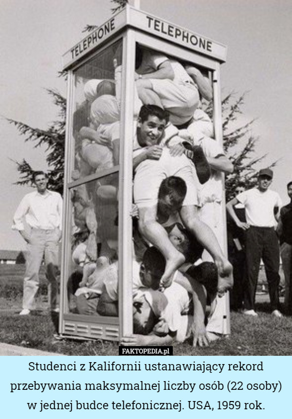 Studenci z Kalifornii ustanawiający rekord przebywania maksymalnej liczby osób (22 osoby) w jednej budce telefonicznej. USA, 1959 rok. 