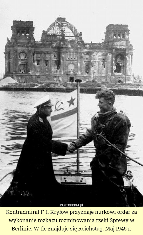 Kontradmirał F. I. Kryłow przyznaje nurkowi order za wykonanie rozkazu rozminowania rzeki Sprewy w Berlinie. W tle znajduje się Reichstag. Maj 1945 r. 