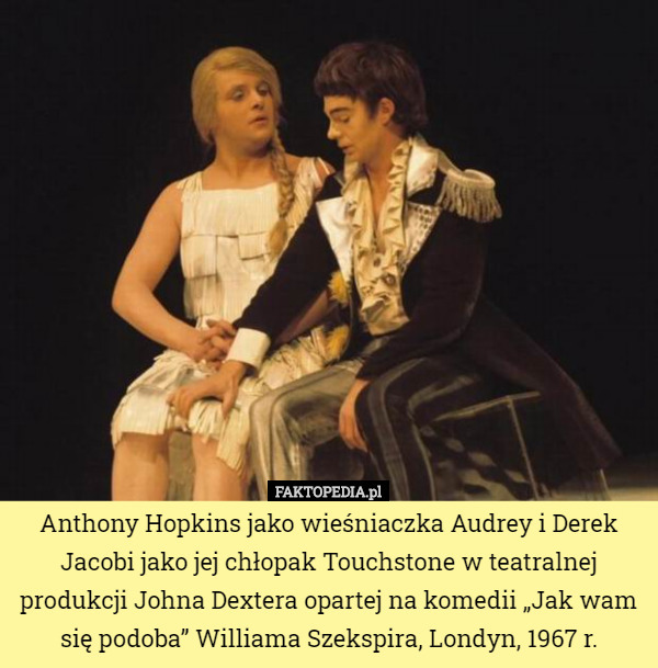 Anthony Hopkins jako wieśniaczka Audrey i Derek Jacobi jako jej chłopak Touchstone w teatralnej produkcji Johna Dextera opartej na komedii „Jak wam się podoba” Williama Szekspira, Londyn, 1967 r. 