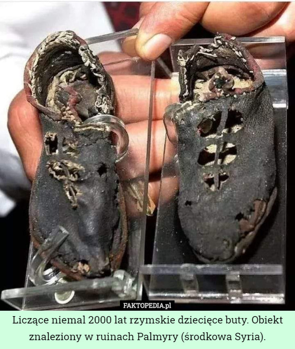 Liczące niemal 2000 lat rzymskie dziecięce buty. Obiekt znaleziony w ruinach Palmyry (środkowa Syria). 