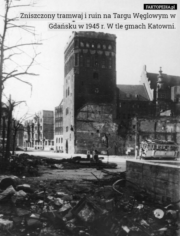Zniszczony tramwaj i ruin na Targu Węglowym w Gdańsku w 1945 r. W tle gmach Katowni. 