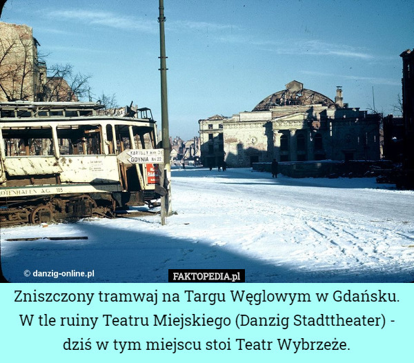 Zniszczony tramwaj na Targu Węglowym w Gdańsku. W tle ruiny Teatru Miejskiego (Danzig Stadttheater) - dziś w tym miejscu stoi Teatr Wybrzeże. 