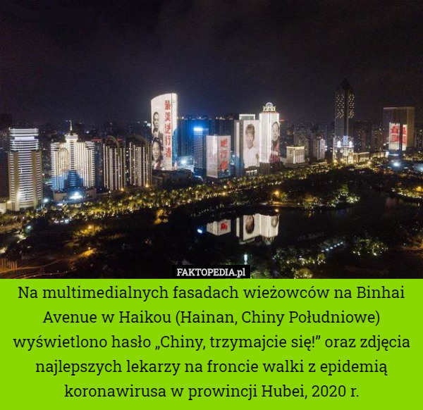 Na multimedialnych fasadach wieżowców na Binhai Avenue w Haikou (Hainan, Chiny Południowe) wyświetlono hasło „Chiny, trzymajcie się!” oraz zdjęcia najlepszych lekarzy na froncie walki z epidemią koronawirusa w prowincji Hubei, 2020 r. 