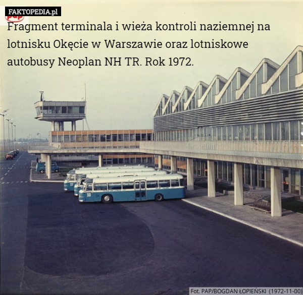 Fragment terminala i wieża kontroli naziemnej na lotnisku Okęcie w Warszawie oraz lotniskowe autobusy Neoplan NH TR. Rok 1972. 