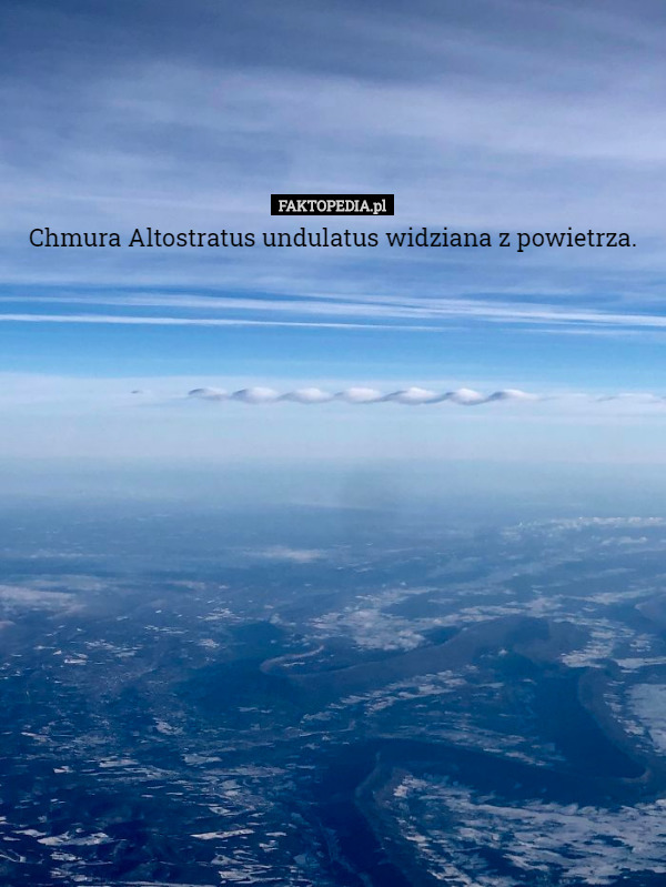 Chmura Altostratus undulatus widziana z powietrza. 