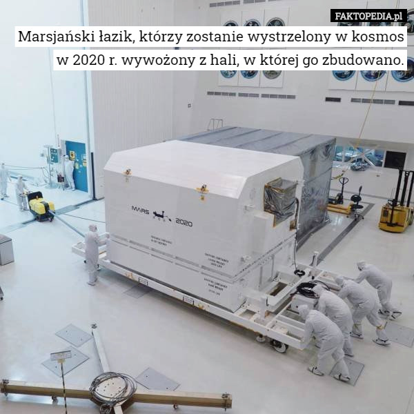 Marsjański łazik, którzy zostanie wystrzelony w kosmos w 2020 r. wywożony z hali, w której go zbudowano. 