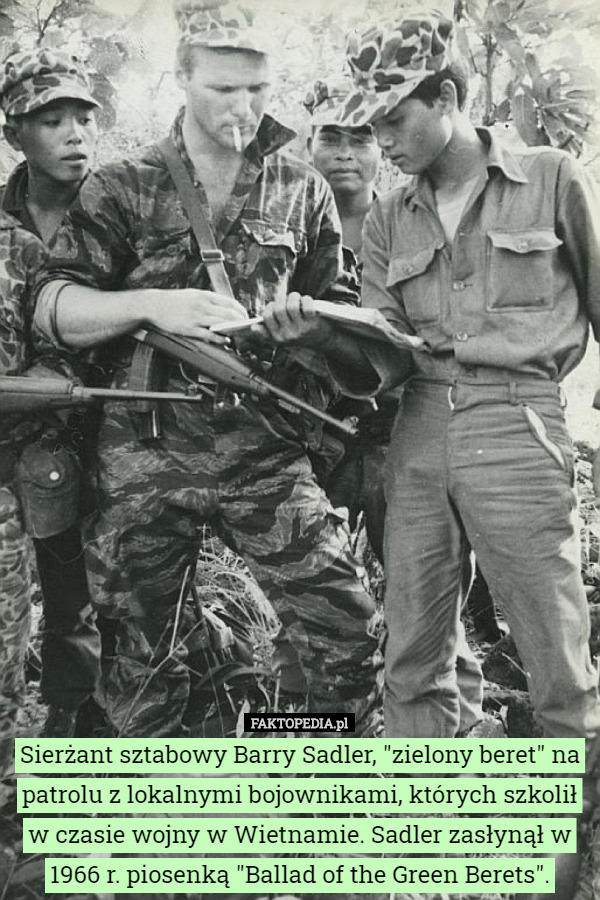 Sierżant sztabowy Barry Sadler, "zielony beret" na patrolu z lokalnymi bojownikami, których szkolił w czasie wojny w Wietnamie. Sadler zasłynął w 1966 r. piosenką "Ballad of the Green Berets". 