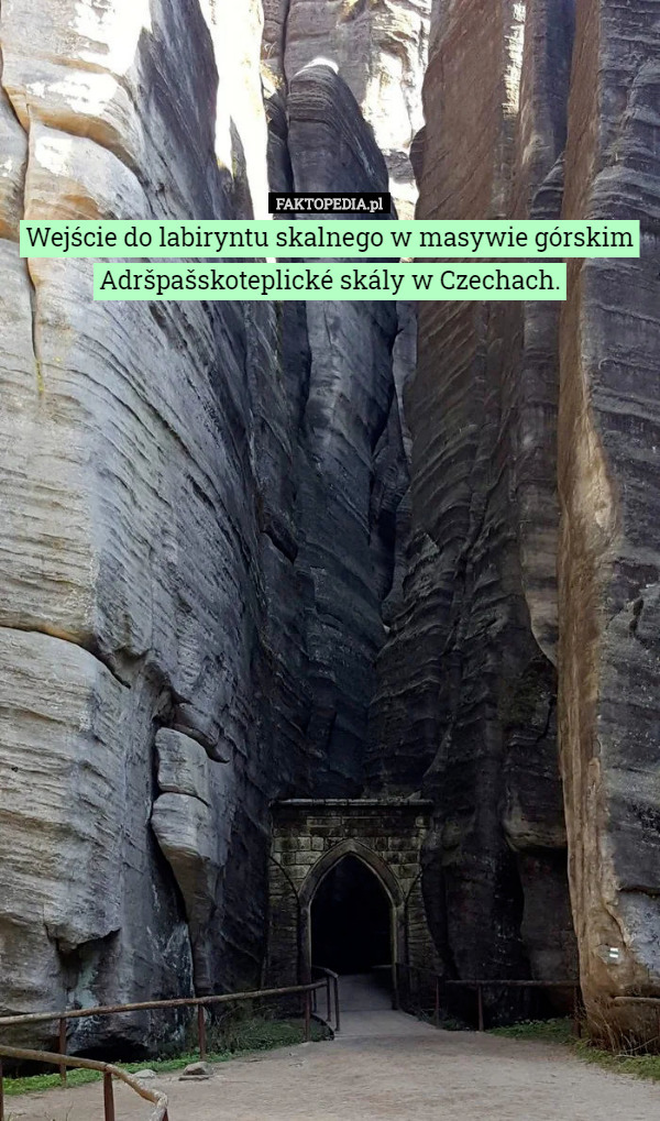 Wejście do labiryntu skalnego w masywie górskim Adršpašskoteplické skály w Czechach. 
