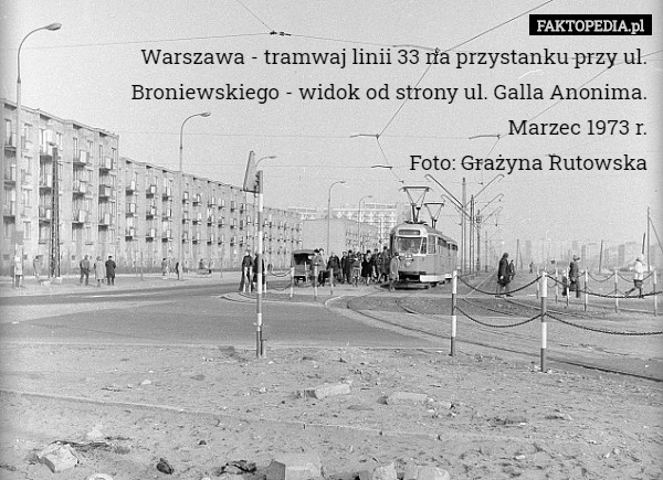 Warszawa - tramwaj linii 33 na przystanku przy ul. Broniewskiego - widok od strony ul. Galla Anonima.
Marzec 1973 r.
Foto: Grażyna Rutowska 