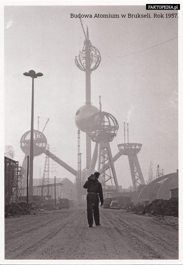 Budowa Atomium w Brukseli. Rok 1957. 