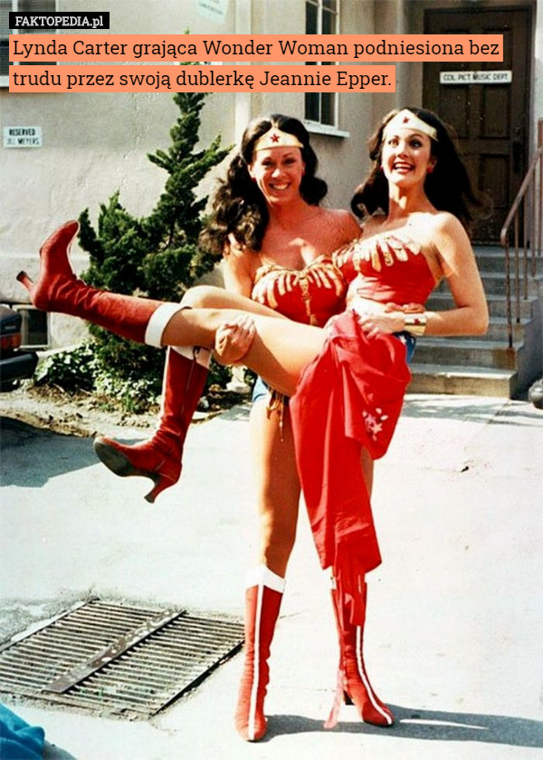 Lynda Carter grająca Wonder Woman podniesiona bez trudu przez swoją dublerkę Jeannie Epper. 