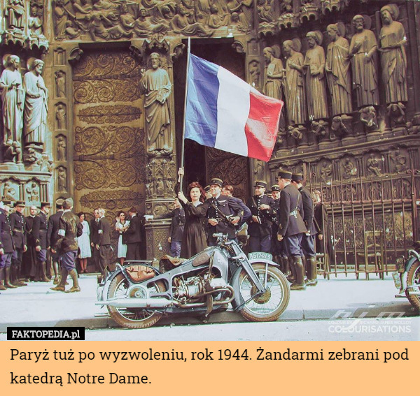 Paryż tuż po wyzwoleniu, rok 1944. Żandarmi zebrani pod katedrą Notre Dame. 