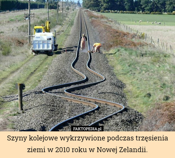 Szyny kolejowe wykrzywione podczas trzęsienia ziemi w 2010 roku w Nowej Zelandii. 
