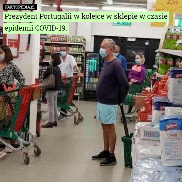Prezydent Portugalii w kolejce w sklepie w czasie epidemii COVID-19. 
