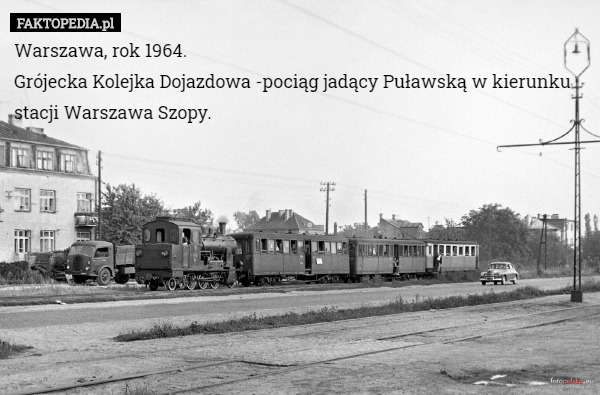 Warszawa, rok 1964.
Grójecka Kolejka Dojazdowa -pociąg jadący Puławską w kierunku stacji Warszawa Szopy. 