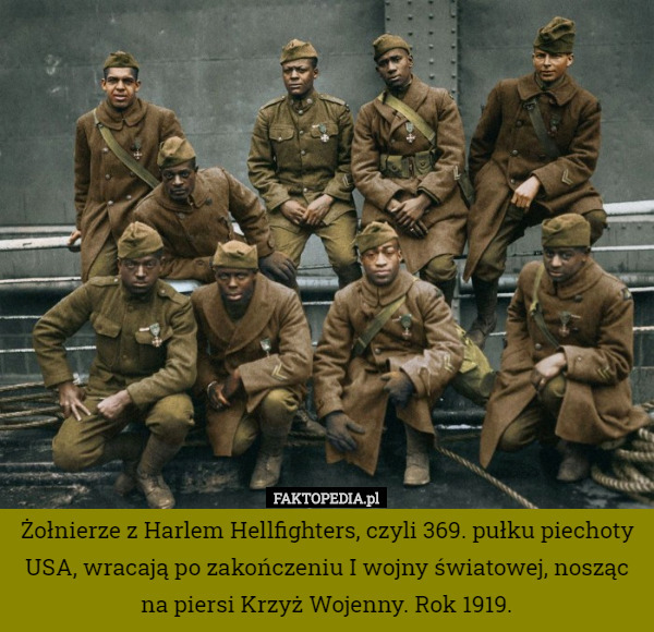 Żołnierze z Harlem Hellfighters, czyli 369. pułku piechoty USA, wracają po zakończeniu I wojny światowej, nosząc na piersi Krzyż Wojenny. Rok 1919. 