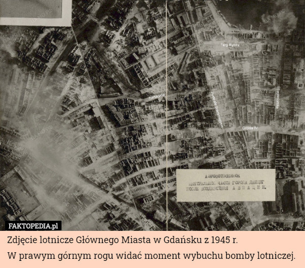 Zdjęcie lotnicze Głównego Miasta w Gdańsku z 1945 r.
W prawym górnym rogu widać moment wybuchu bomby lotniczej. 