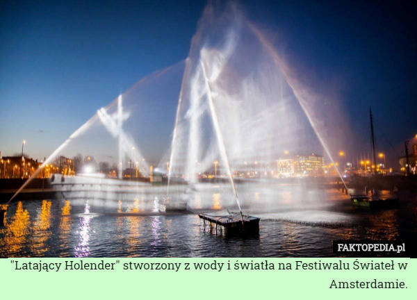 "Latający Holender" stworzony z wody i światła na Festiwalu Świateł w Amsterdamie. 