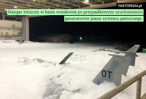 Hangar lotniczy w bazie wojskowej po przypadkowym uruchomieniu generatorów piany systemu gaśniczego. 