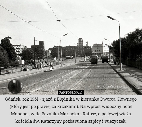 Gdańsk, rok 1961 - zjazd z Błędnika w kierunku Dworca Głównego (który jest po prawej za krzakami). Na wprost widoczny hotel Monopol, w tle Bazylika Mariacka i Ratusz, a po lewej wieża kościoła św. Katarzyny pozbawiona szpicy i wieżyczek. 